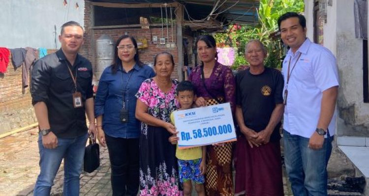 Ket poto: Petugas BRI Cabang Negara serahkan Klaim Asuransi Mikro Kecelakaan dan Meninggal Dunia (AMKKM) Senilai Rp58,5 Juta kepada nasabah di Kelurahan Lelateng Ket poto: Petugas BRI Cabang Negara serahkan Klaim Asuransi Mikro Kecelakaan dan Meninggal Dunia (AMKKM) Senilai Rp58,5 Juta kepada nasabah di Kelurahan Lelateng