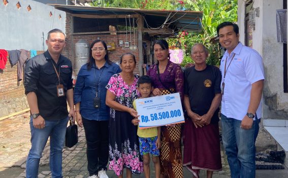 Ket poto: Petugas BRI Cabang Negara serahkan Klaim Asuransi Mikro Kecelakaan dan Meninggal Dunia (AMKKM) Senilai Rp58,5 Juta kepada nasabah di Kelurahan Lelateng