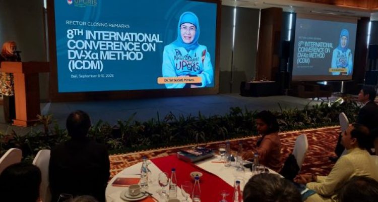 Ket poto: Rektor UPGRIS saat memberikan sambutan