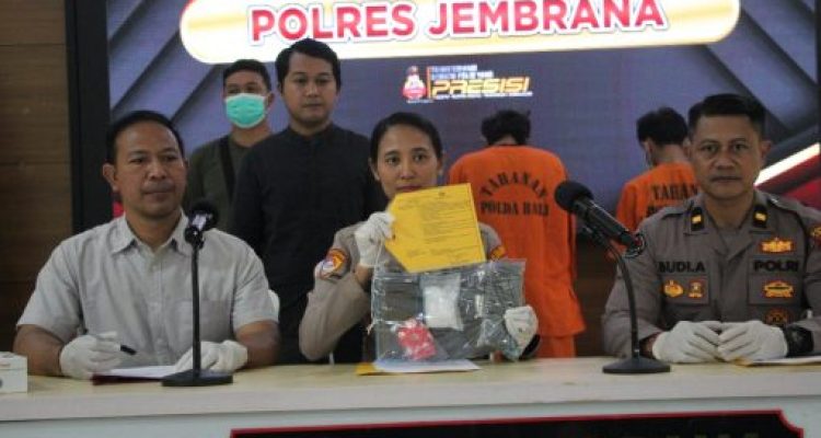 Ket poto: Kapolres Jembrana AKBP Kadek Citra Dewi Suparwati didampingi Kasat Narkoba AKP I Gede Alit Darmana dan PS. Kasi Humas Ipda I Putu Budi Arnaya ungkap kasus narkotika Ket poto: Kapolres Jembrana AKBP Kadek Citra Dewi Suparwati didampingi Kasat Narkoba AKP I Gede Alit Darmana dan PS. Kasi Humas Ipda I Putu Budi Arnaya ungkap kasus narkotika