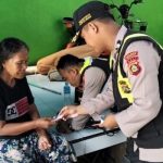 Ket poto: Petugas Biddokes Polres Jembrana saat memeriksa kesehatan warga terdampak banjir