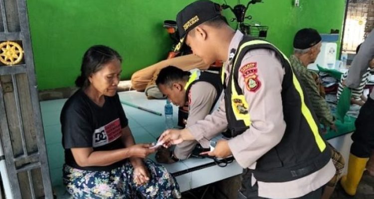 Ket poto: Petugas Biddokes Polres Jembrana saat memeriksa kesehatan warga terdampak banjir
