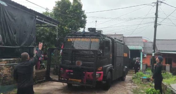 Ket poto: Satbrimob Polda Kepri Evakuasi dan Padamkan Kebakaran Rumah Warga di Perumahan Citra Laguna, Batam