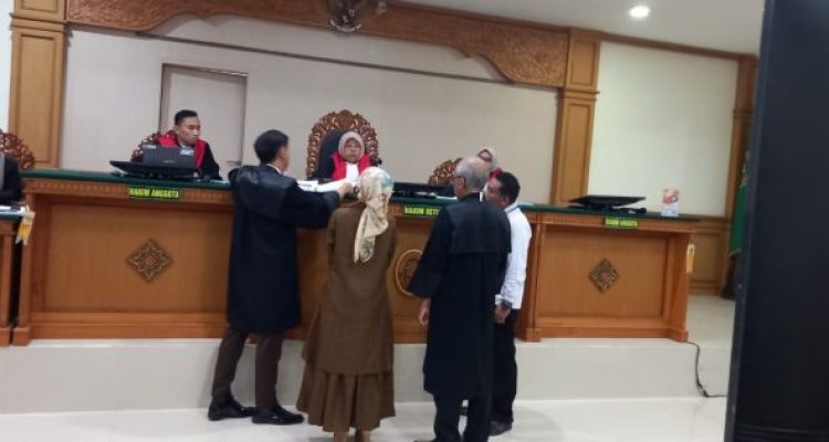 Ket poto: Sidang kasus pencemaran nama baik yang melibatkan pemilik SPBU dengan oknum wartawan di Jembrana