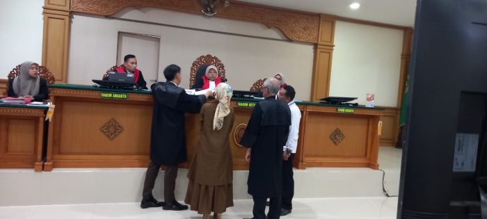 Ket poto: Sidang kasus pencemaran nama baik yang melibatkan pemilik SPBU dengan oknum wartawan di Jembrana