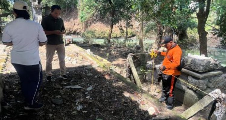 Ket poto: di Pura Taman Beji, Lingkungan Satria Pendem, Kecamatan Jembrana mengalami kerusakan pasca banjir