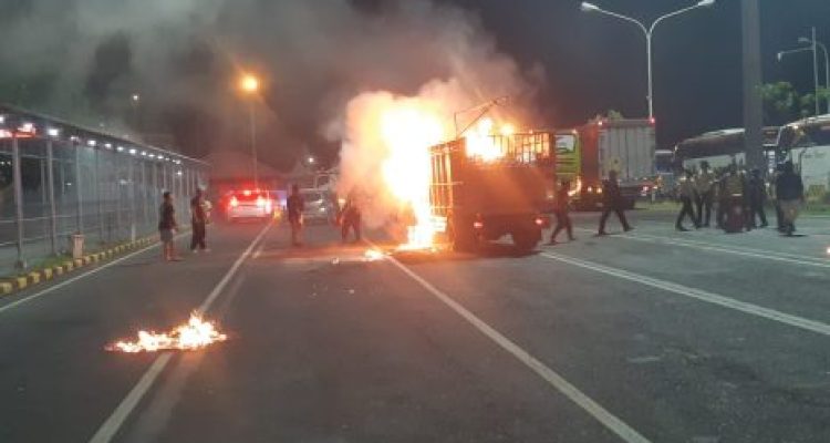 Ket poto: Kondisi truk bermuatan rongsokan terbakar di areal Pelabuhan Gilimanuk