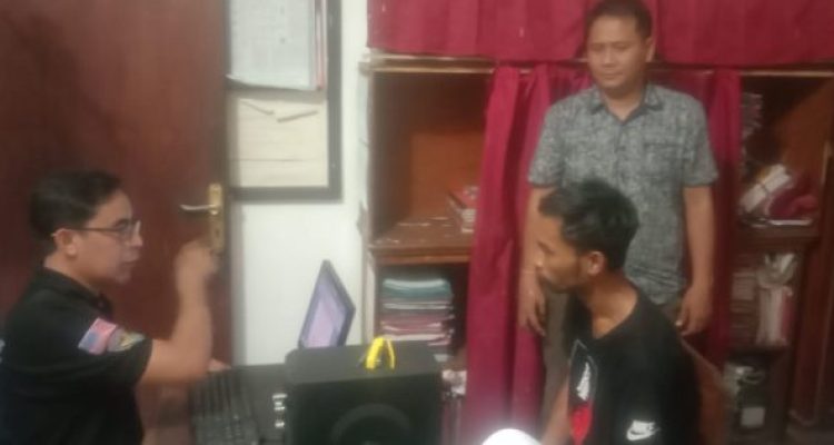 Ket poto: Pelaku saat menjalani penyidikan di Polsek Pekutatan