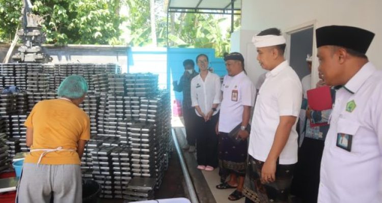 Ket poto: Wakil Bupati Jembrana Gede Ngurah Patriana Krisna saat menegecek salah satu dapur sehat di Jembrana