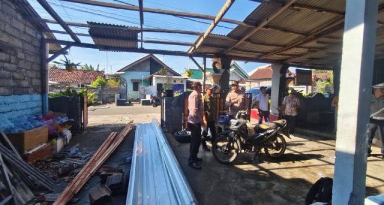 Ket poto: Salah satu rumah warga rusak akibat angin puting beliung