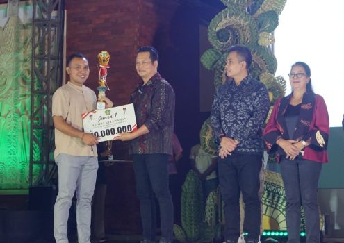 Ket poto: Bupati Jembrana I Made Kembang Hartawan bersama Wakil Bupati Jembrana I Gede Ngurah Patriana krisna menerima penghargaan predikat Kelurahan Terbaik Tingkat Provinsi Bali Tahun 2025