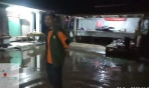 Ket poto: Kondisi rumah warga terendam banir pada Minggu (29/9) malam