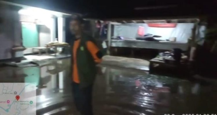 Ket poto: Kondisi rumah warga terendam banir pada Minggu (29/9) malam Ket poto: Kondisi rumah warga terendam banir pada Minggu (29/9) malam