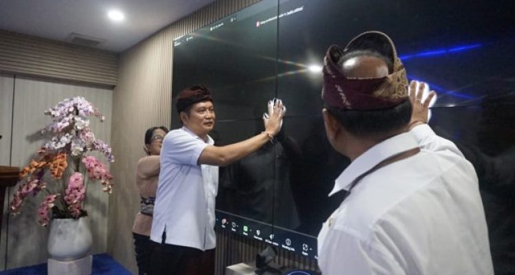 Ket Poto: Bupati Jembrana I Made Kembang Hartawan Lounching JISC Percepat Layanan investasi