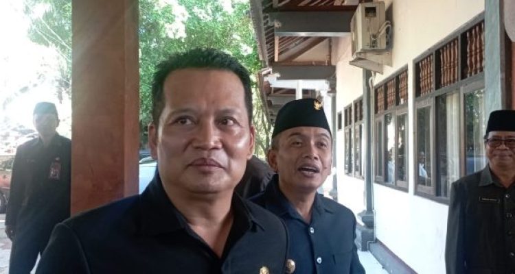 Ket poto: Bupati Jembrana I Made Kembang Hartawan didampingi Wakil Bupati Jembrana I Gede Ngurah Patriana Krisna