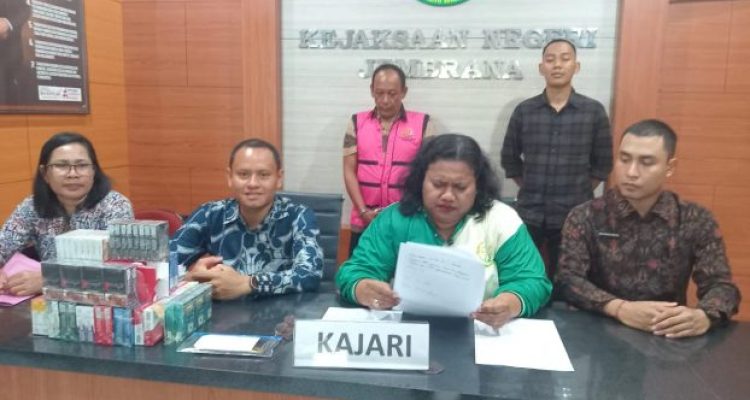 Ket poto: Bea Cukai Denpasar melimpahkan tersangka beserta barang bukti kasus rokok ilegal ke Kejari Jembrana