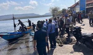 Ket poto: Nelayan Gilimanuk selamatkan penumpang KMP. Tunu 5888 yang terjatuh ke laut