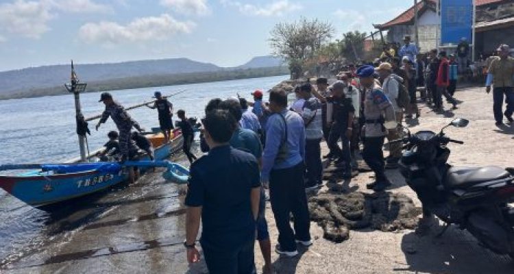 Ket poto: Nelayan Gilimanuk selamatkan penumpang KMP. Tunu 5888 yang terjatuh ke laut