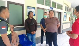 Ket poto: Keluarga jenazah yang ditemukan terdampar di Pantai Gilimanuk saat besuk ke Kamar Jenazah RSU Negara