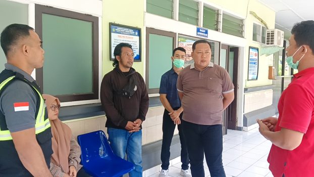 Ket poto: Keluarga jenazah yang ditemukan terdampar di Pantai Gilimanuk saat besuk ke Kamar Jenazah RSU Negara