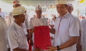 Keterangan foto: Bupati Jembrana Saat Menghadiri Pengukuhan Bendesa Budeng