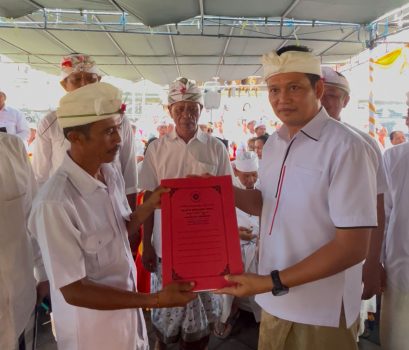 Keterangan foto: Bupati Jembrana Saat Menghadiri Pengukuhan Bendesa Budeng