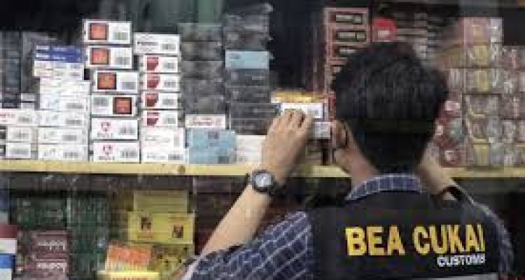 Ket poto: Bea Cukai sidak ke warung dan toko di Batam
