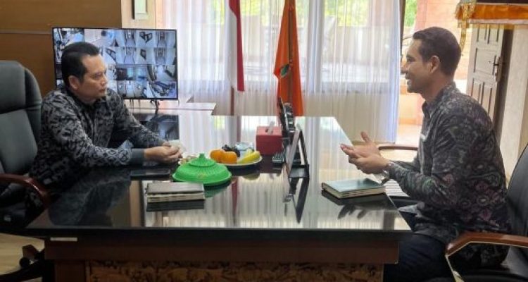 Ket poto: Bupati Jembrana I Made Kembang Hartawan bersama Kepala Bagian Prokopim Jembrana, I Wayan Putra Mahardika