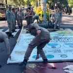 Ket poto: Petugas Satpol PP Jembrana saat menertibkan salah satu baliho di Kecamatan Jembrana
