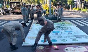 Ket poto: Petugas Satpol PP Jembrana saat menertibkan salah satu baliho di Kecamatan Jembrana