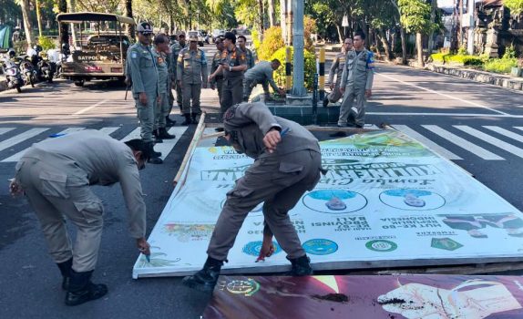 Ket poto: Petugas Satpol PP Jembrana saat menertibkan salah satu baliho di Kecamatan Jembrana