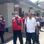 Ket poto: 2 tersangka kasus dugaan korupsi korupsi dana bantuan renovasi atau revitalisasi Sekolah Menengah Kejuruan (SMK) Negeri 2 Negara Tahun Anggaran 2019 dilimpahkan ke Kejari Jembrabrana