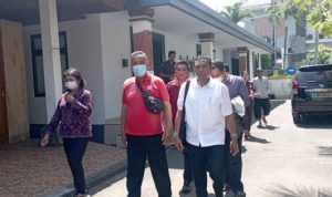 Ket poto: 2 tersangka kasus dugaan korupsi korupsi dana bantuan renovasi atau revitalisasi Sekolah Menengah Kejuruan (SMK) Negeri 2 Negara Tahun Anggaran 2019 dilimpahkan ke Kejari Jembrabrana