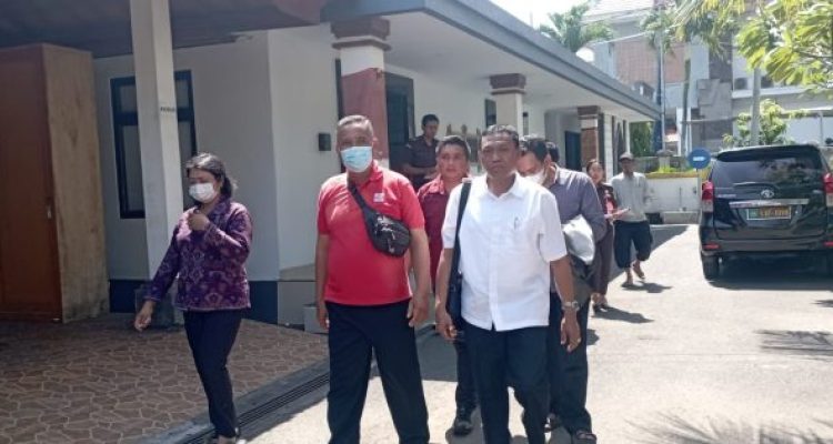 Ket poto: 2 tersangka kasus dugaan korupsi korupsi dana bantuan renovasi atau revitalisasi Sekolah Menengah Kejuruan (SMK) Negeri 2 Negara Tahun Anggaran 2019 dilimpahkan ke Kejari Jembrabrana