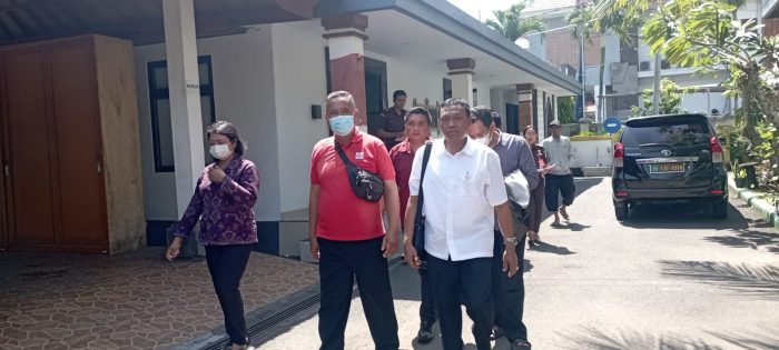 Ket poto: 2 tersangka kasus dugaan korupsi korupsi dana bantuan renovasi atau revitalisasi Sekolah Menengah Kejuruan (SMK) Negeri 2 Negara Tahun Anggaran 2019 dilimpahkan ke Kejari Jembrabrana