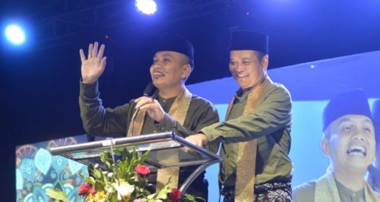 Ket poto: Bupati Jembrana I made Kembang Hartawan bersama Wakil Bupati Jembrana I Gede Ngurah Patriana Kris saat menghadiri Festival Loloan Jaman Lame