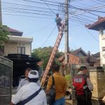 Ket poto: Petugs PLN memperbaiki kabel listrik usai terbakar bergesekan dengan kabel internet