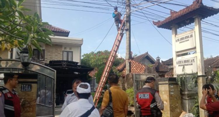 Ket poto: Petugs PLN memperbaiki kabel listrik usai terbakar bergesekan dengan kabel internet
