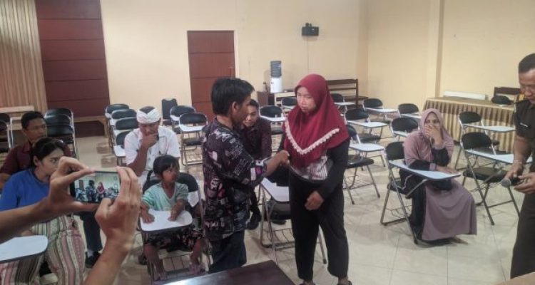 Ket poto: Korban dan pelaku saling memaafkan di Kantor Desa Melaya