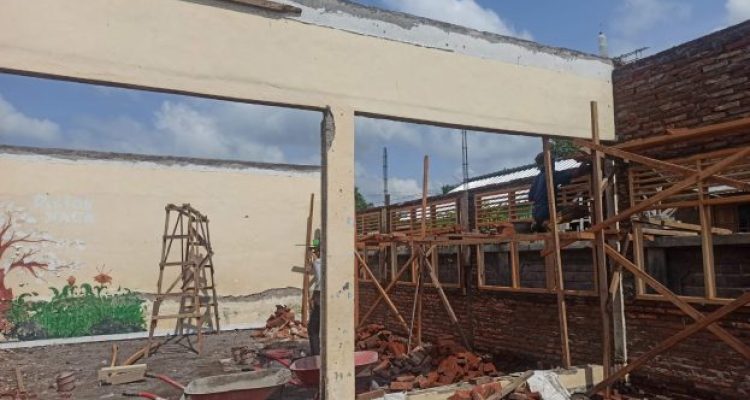 Ket poto: Bangunan SDN 5 Dauhwaru diperbaiki