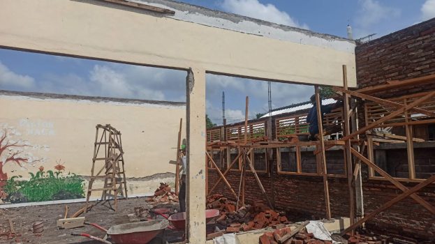 Ket poto: Bangunan SDN 5 Dauhwaru diperbaiki