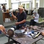 Ket poto: Petugas tersa sedang memperbaiki timbangan para pedagang Pasar Umum Negara