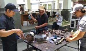 Ket poto: Petugas tersa sedang memperbaiki timbangan para pedagang Pasar Umum Negara Ket poto: Petugas tersa sedang memperbaiki timbangan para pedagang Pasar Umum Negara