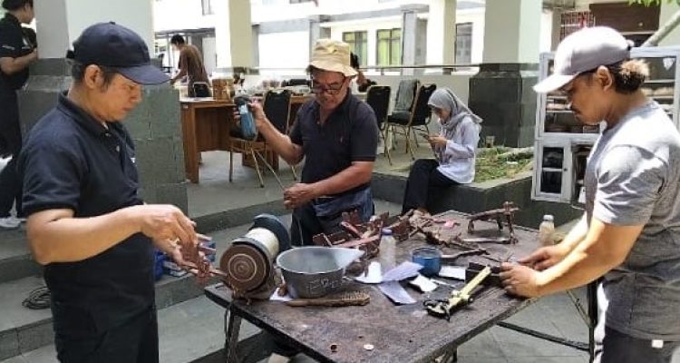 Ket poto: Petugas tersa sedang memperbaiki timbangan para pedagang Pasar Umum Negara