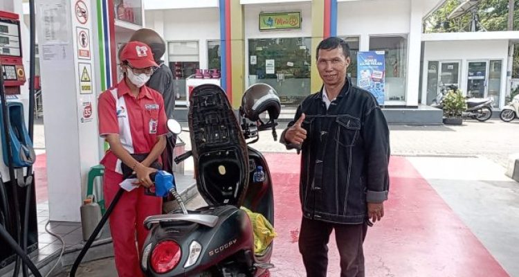 Ket poto: Salah satu peserta yang hafak teks sumah pemuda sedang menerima hadiah berupa 2 liter BBM Partamax