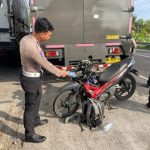 Ket poto: Kondisi sepeda motor korban usai menabrak truk parkir di depan Anjungan Rambutsiwi