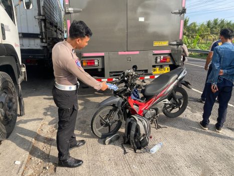 Ket poto: Kondisi sepeda motor korban usai menabrak truk parkir di depan Anjungan Rambutsiwi
