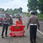 Ket poto: Anggota Satlantas Polres Jembrana memasang water barrier di depan AC Rambutsiwi