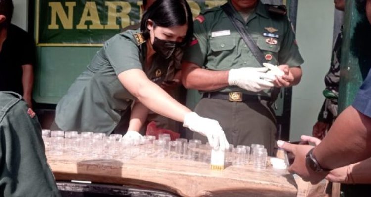 Ket poto: Pengetesan urine anggota Kodim 1617 Jembrana