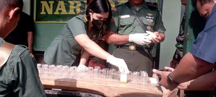 Ket poto: Pengetesan urine anggota Kodim 1617 Jembrana